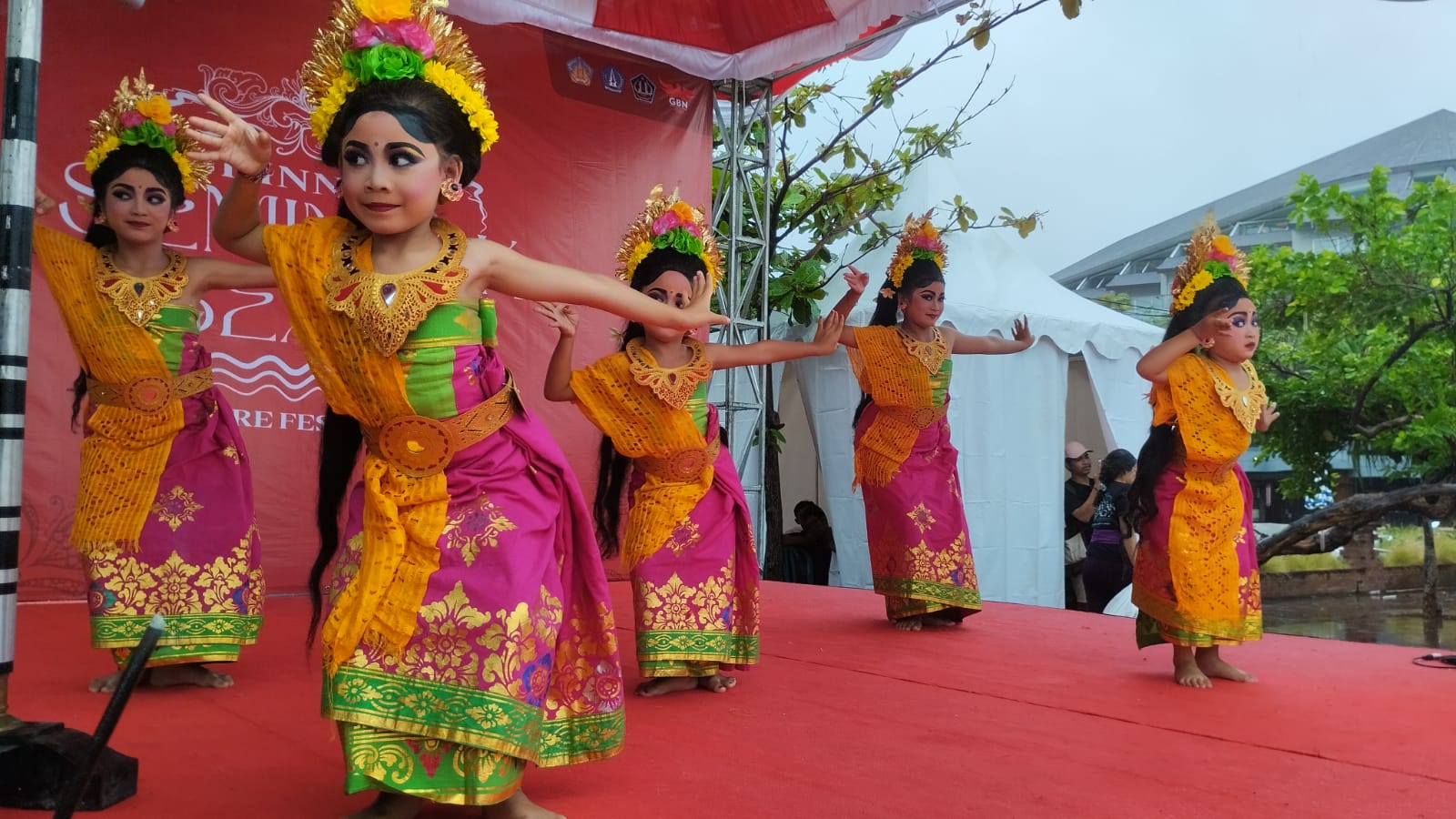 Tari tradisional memeriahkan "Bhinneka Seminyak Beach Culture Festival"