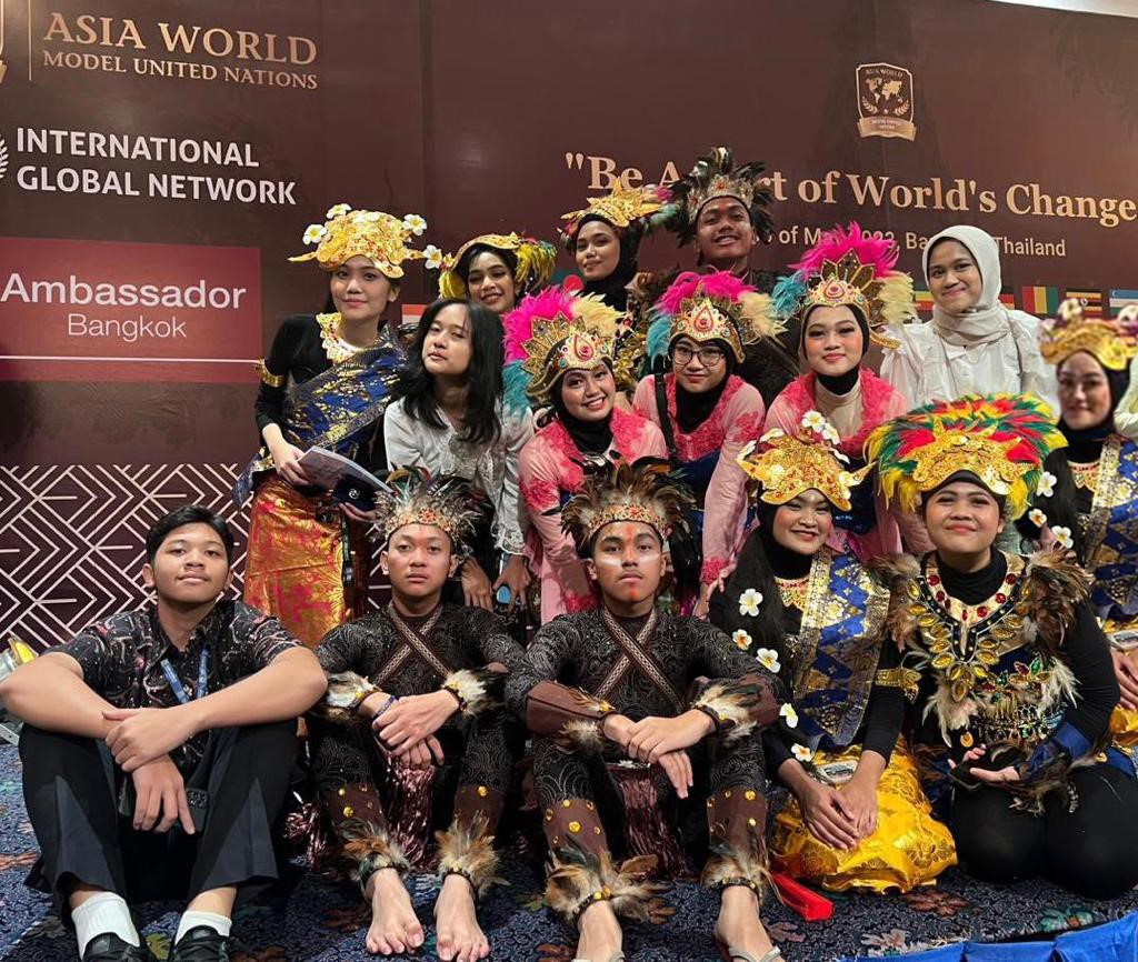 Dua Pelajar SMAN 8 Jakarta Raih Penghargaan Asia World Model United Nations di Bangkok