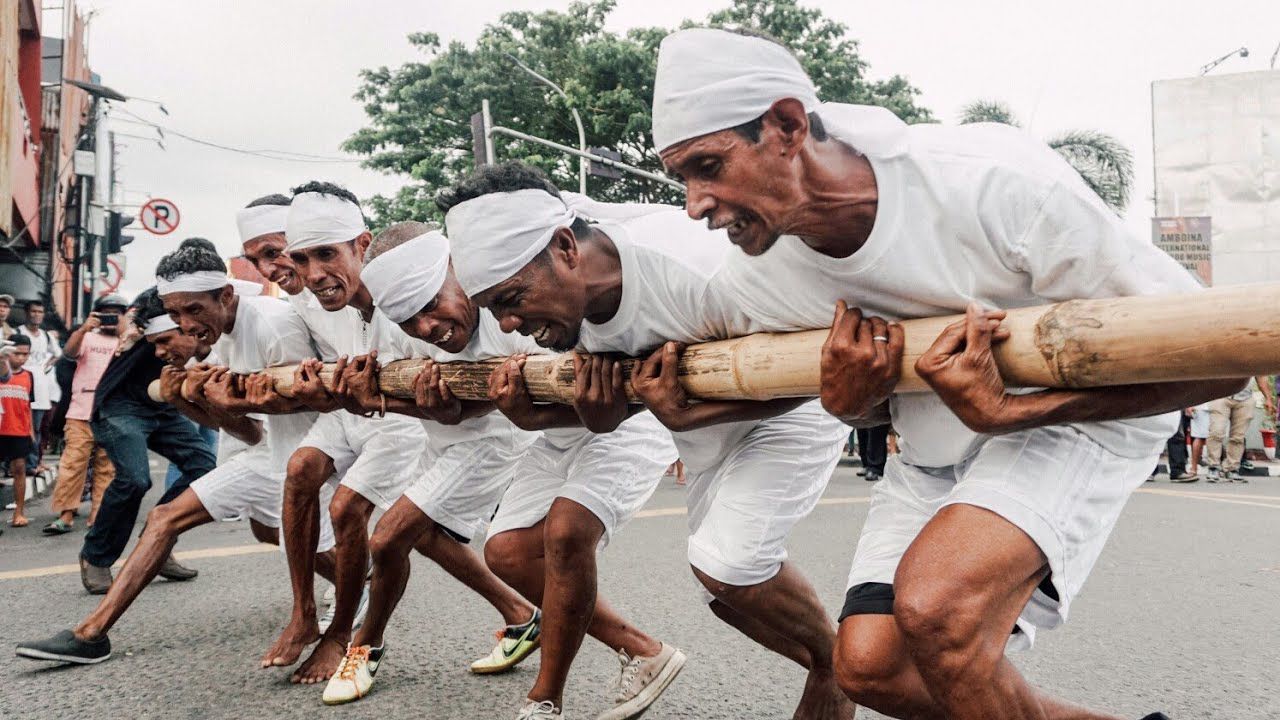 Atraksi tradisional khas Maluku, Bambu Gila yang juga dapat diikuti oleh wisatawan yang berkunjung ke DSA Wisata Negeri Hila, Maluku.