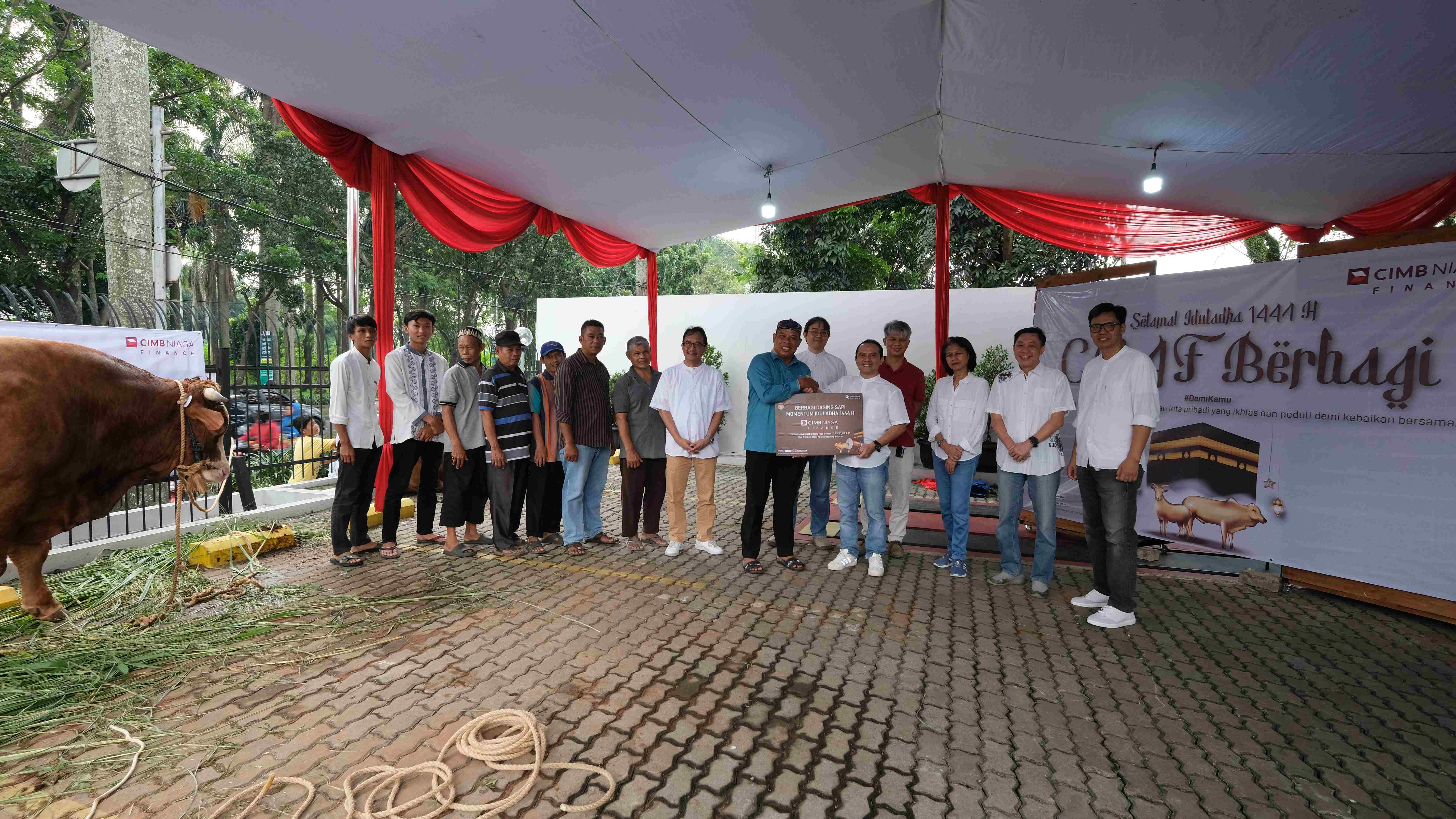 Semarakkan Hari Raya Idul Adha 1444 H, CIMB Niaga Finance Bagikan 1,6 Ton Paket Daging Sapi ke Warga