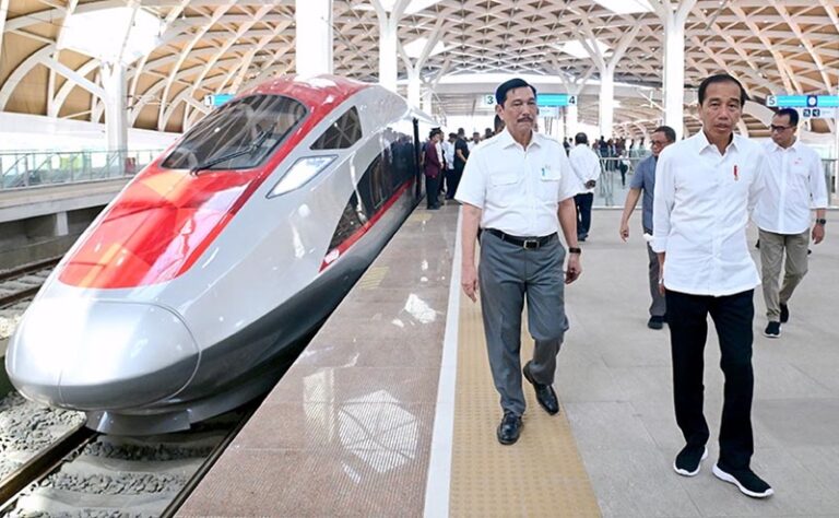 Luhut Sebut Kereta Cepat Whoosh Busuk Sejak Awal, Pengamat: Dia Ketua Proyeknya
