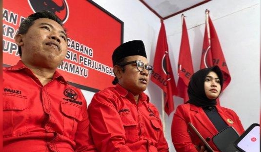 Hasto Diperiksa KPK, Kader PDIP Cap Jempol Darah 