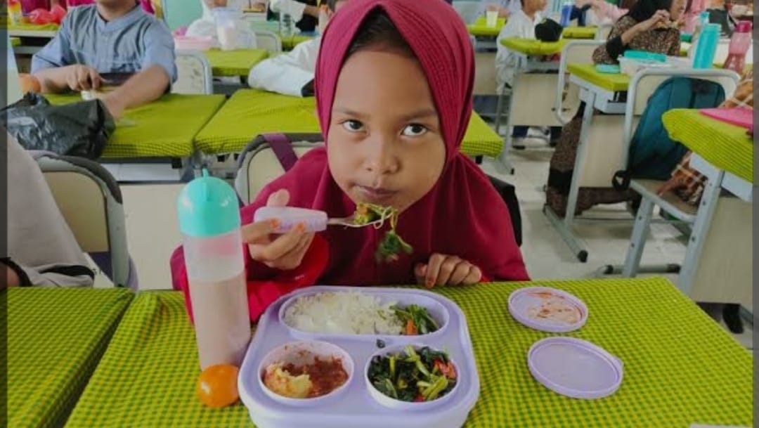 Prabowo Potong Anggaran Makan Bergizi Gratis Dari Rp15.000 Jadi Rp10.000 Per Anak 